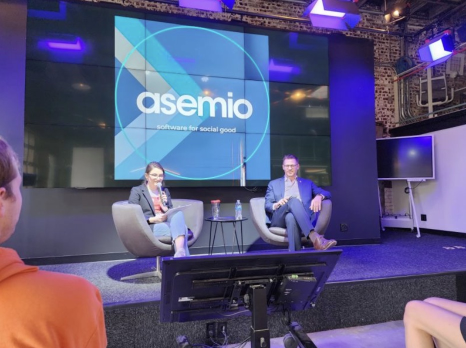 aaron speaking at an event for Asemio